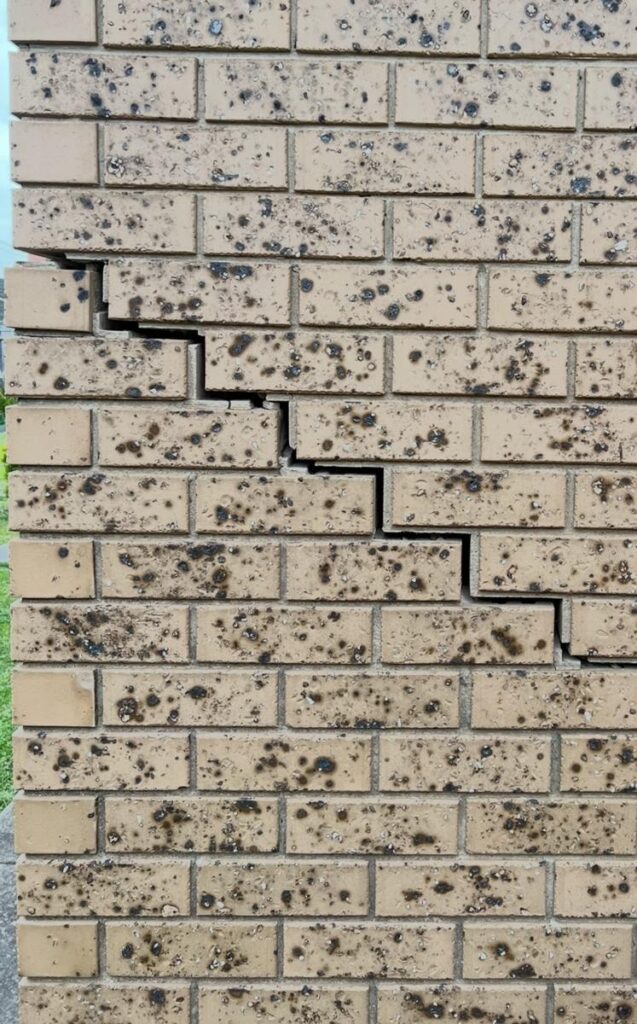 Cracked brick wall before foundation repairs in Melbourne. Underpinning in Melbourne and Geelong.